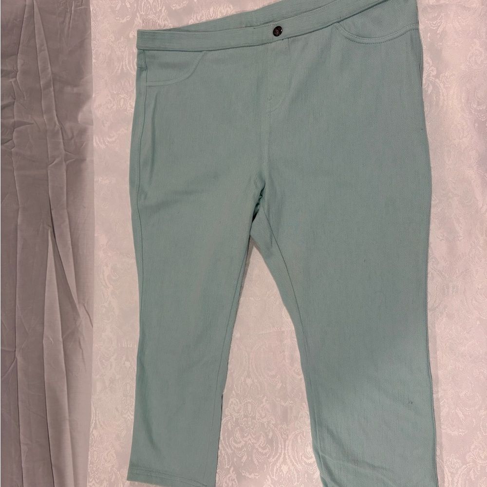 Simply Vera woman’s light aqua carpi pants size large